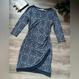 41 hawthorn 3/4 sleeve geometric ruched dress w/ Surplice hemline in blue Size S